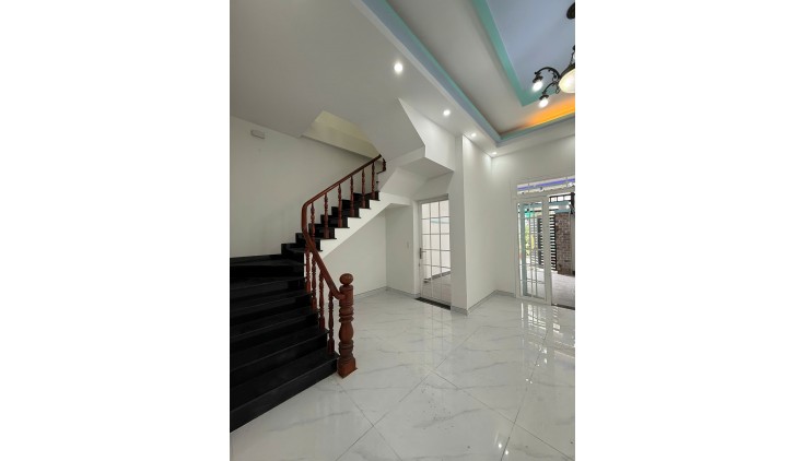 BÁN NHÀ  MẶT TIỀN [Hiếm - NGANG 6M] - 4PN ĐẸP - NGAY TRUNG TÂM HÓC MÔN, GIÁ CHỈ NHỈNH NHẸ 4 TỶ CÓ TL.